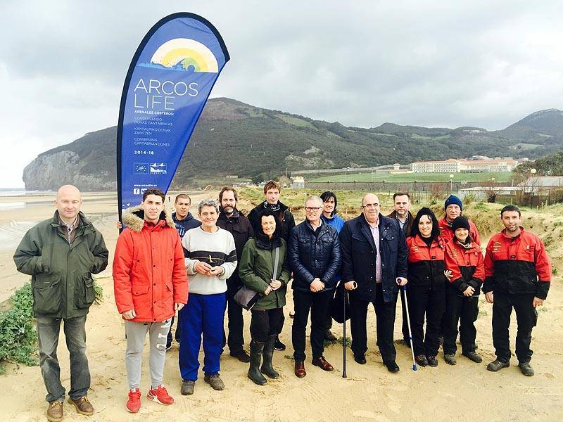 Oria visits Berria (Santoña, Cantabria) to be informed about the progress of the restoration activities developed on this site